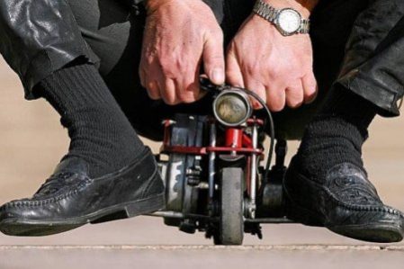 Самый маленький мотоцикл в мире весит всего 1 кг