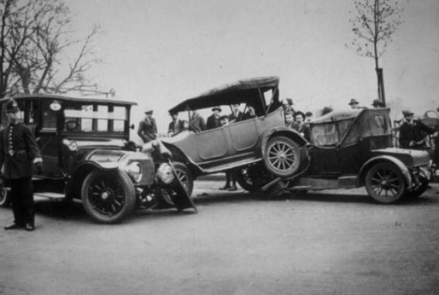Где произошла первая автомобильная авария?