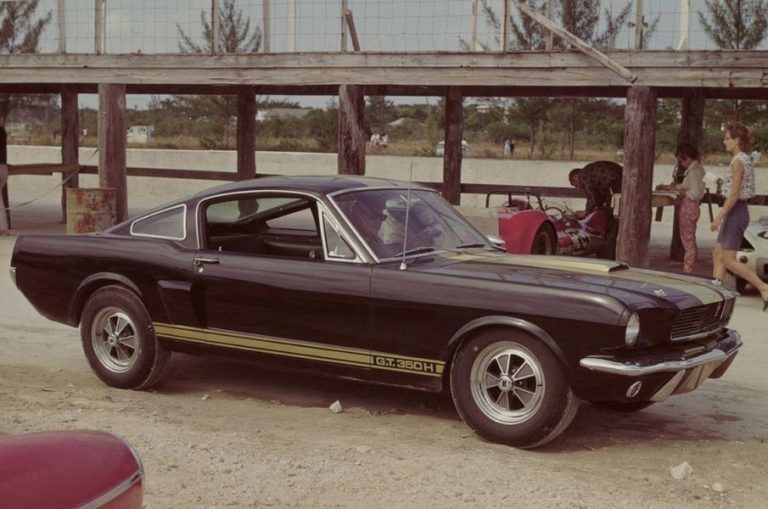 Коллекционный Ford Mustang  в заброшенном гараже