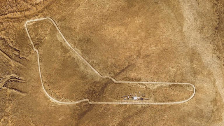 Гоночная трасса для BMW X5 в пустыне