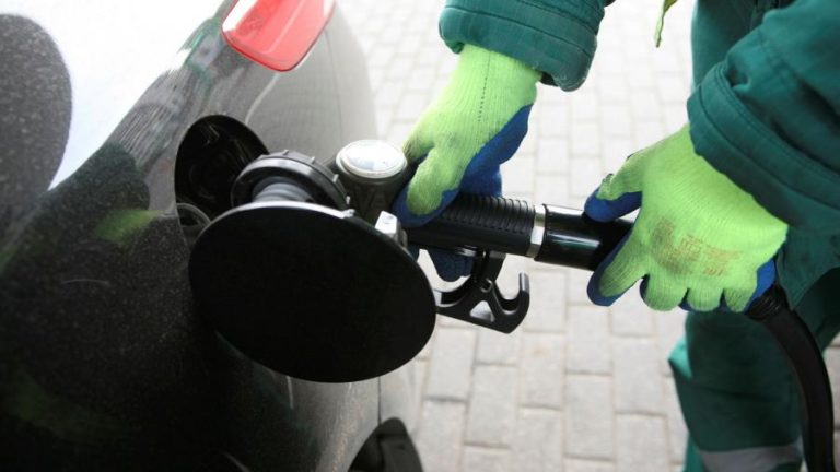 Независимые АЗС заявили, что готовы продавать бензин по 30 рублей за литр