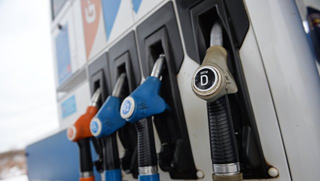 Почему бензин не дешевеет вслед за нефтью, объяснили в правительстве