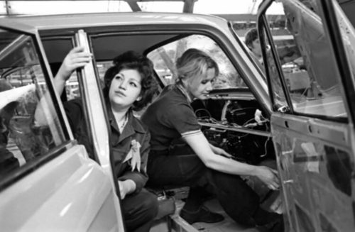 Советские женщины на автозаводе Москвич