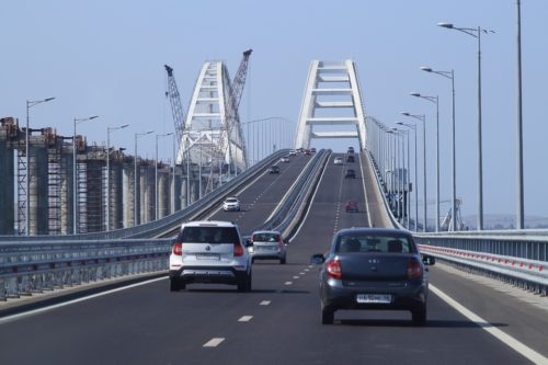Крымский мост могут ограничить для грузоперевозчиков
