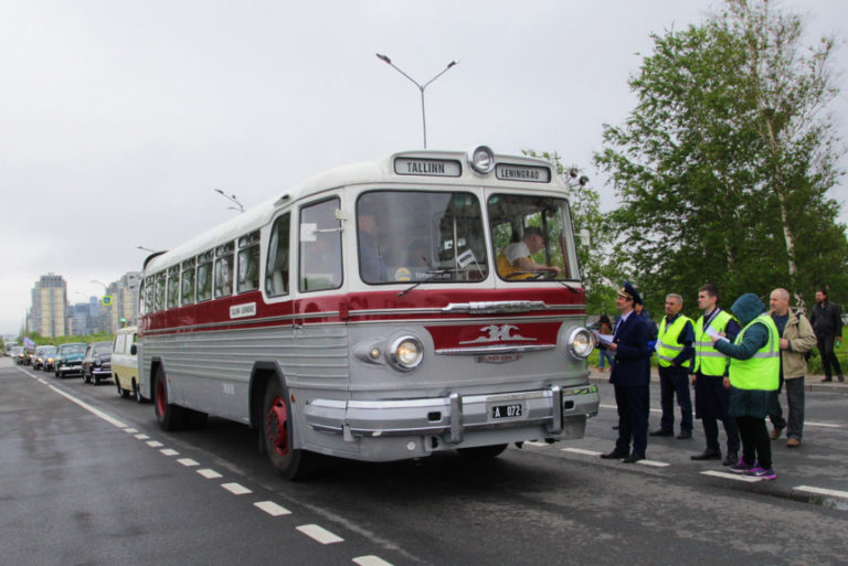 Ретроавтобусы на Питерском параде