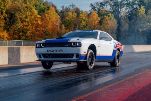 Dodge Challenger Drag Pak сжигает резину на SEMA
