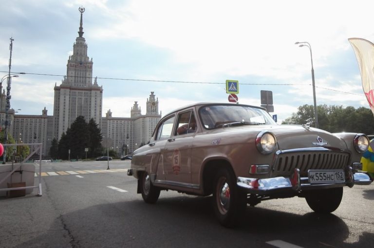 Россиян заставляют пересесть на электромобили при помощи запретов