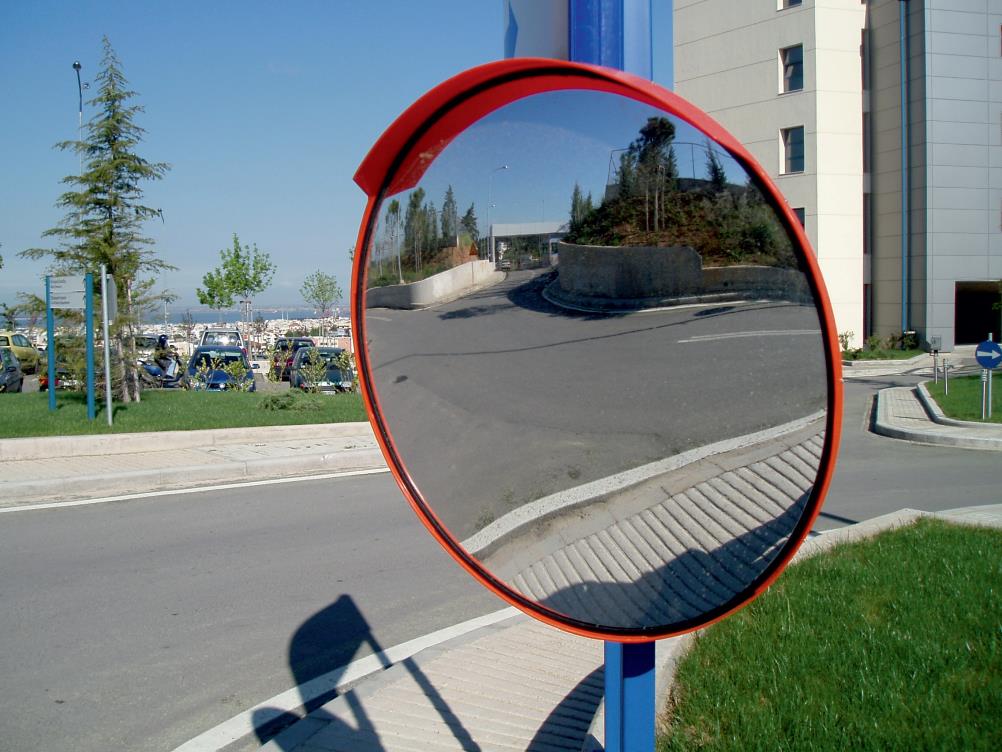 Сферические зеркала на дорогах