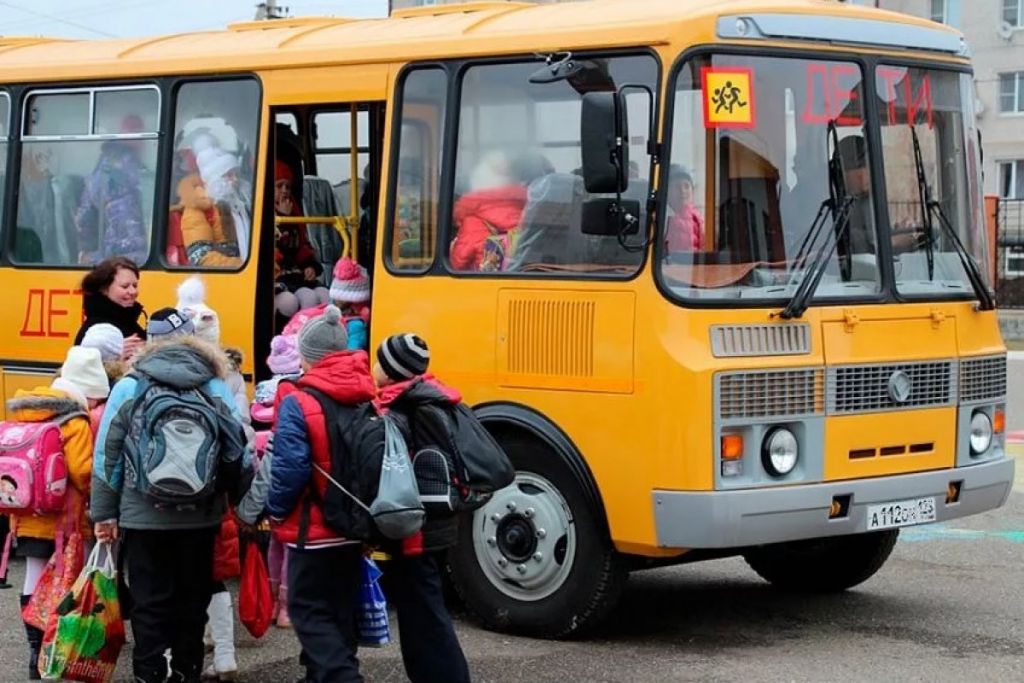 Чиновники хотят отменить требование о перевозке детей автобусами не старше 10 лет