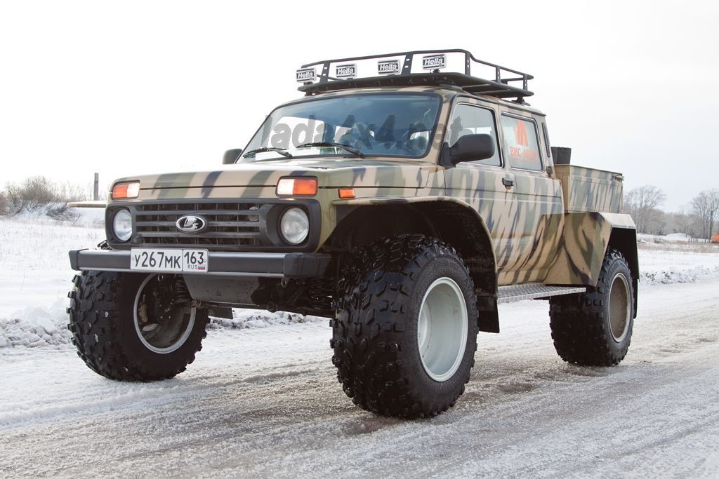 LADA 4×4 с бортовой платформой и гигантскими шинами низкого давления