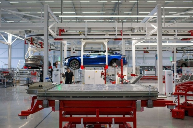 Tesla построила аппарат ИВЛ из автозапчастей