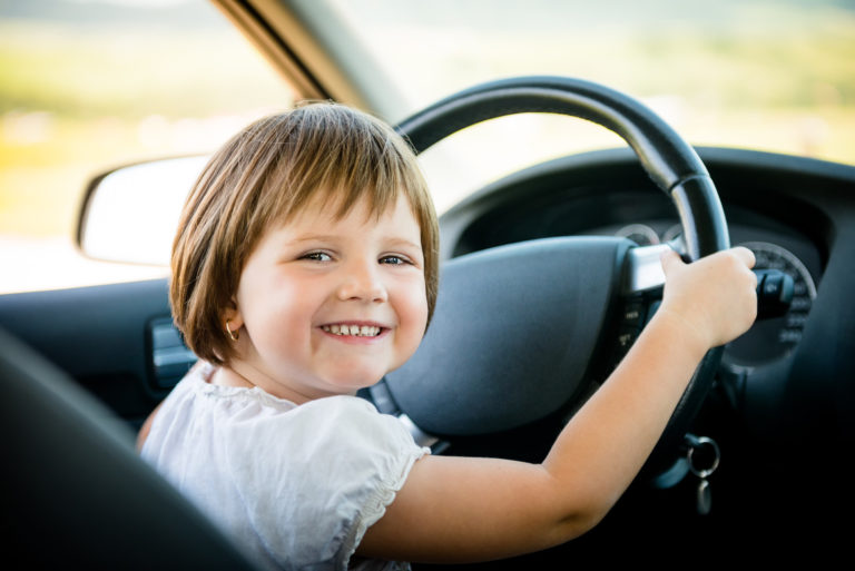 С кем из родителей лучше ездить в машине - оценили дети