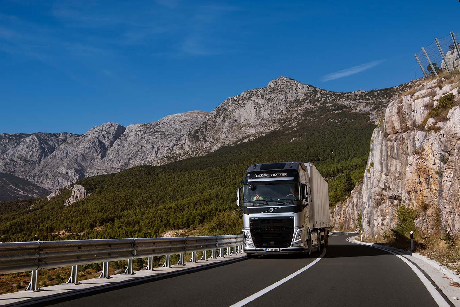 Остановить грузовик. Volvo FH В горах. Volvo Truck 2022. Вольво трак Армения. Грузовик в горах.