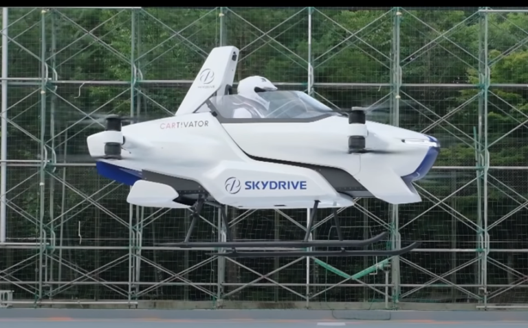 Испытания летающего автомобиля SkyDrive с пилотом