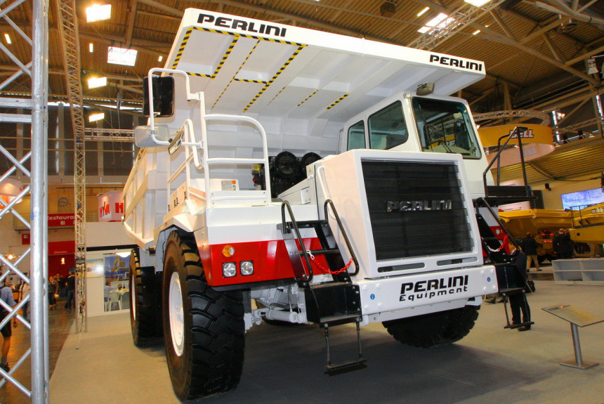 Карьерные грузовики-гиганты Perlini