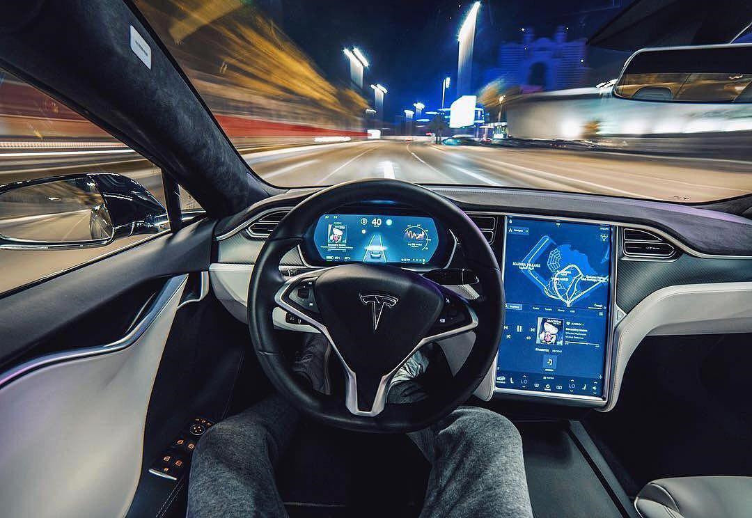 Tesla готовит новую версию автопилота
