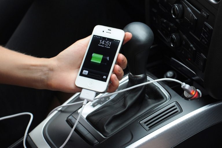 Опасно ли оставлять зарядку для смартфона в автомобильном прикуривателе