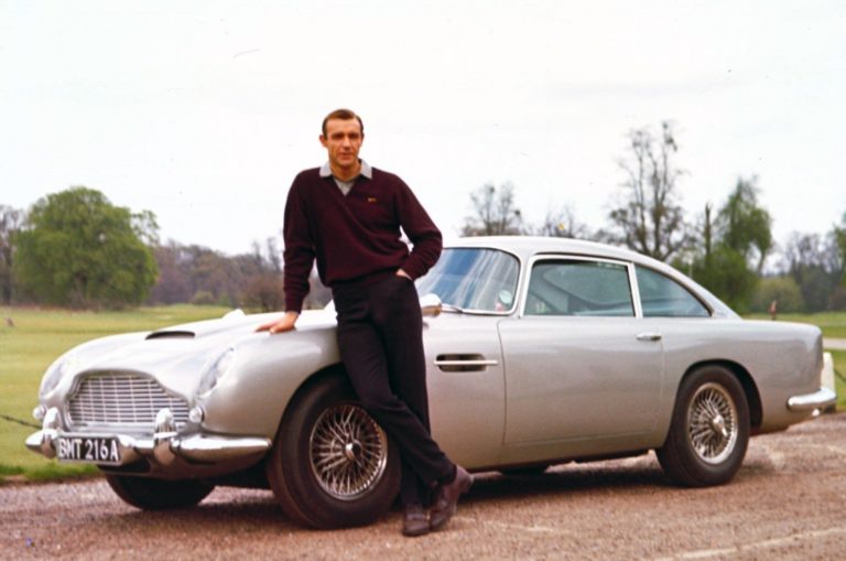 Шон Коннери в роли Джеймса Бонда и Aston Martin DB5