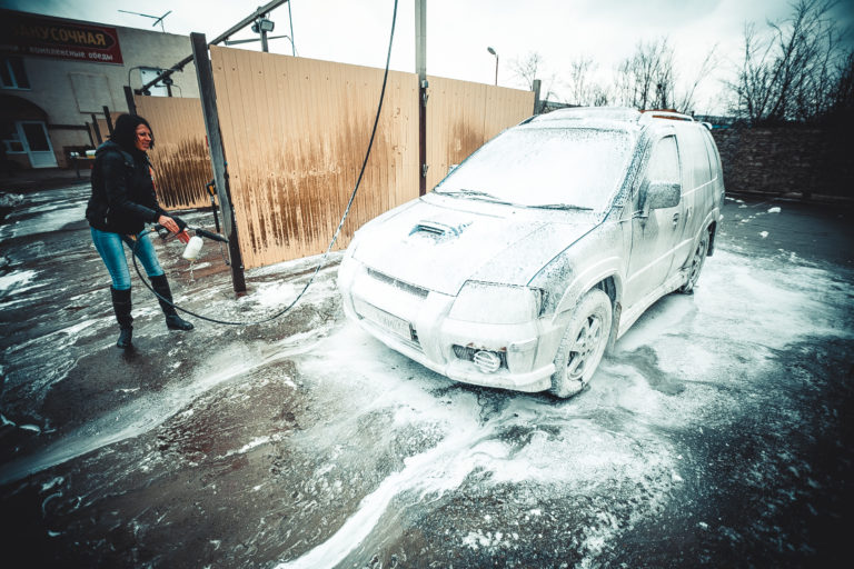Опасно ли мыть машину зимой