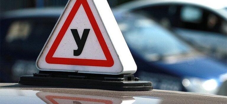 МВД - экзамен на получение водительских прав по новым правилам сдали наполовину меньше людей