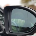 Черная вертикальная полоса на боковых зеркалах авто