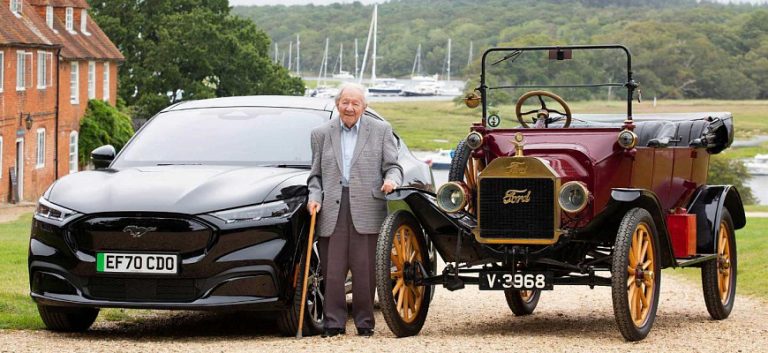 Тест-драйв электрического Ford Mustang Mach-E проводит 101-летний мужчина