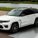 Двухрядный Jeep Grand Cherokee 2022 года
