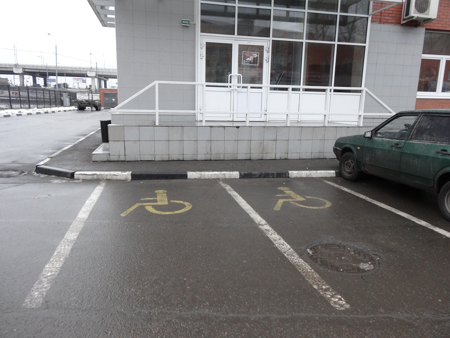 Каким инвалидам можно парковаться. Парковочное место для инвалидов. Парковочная для инвалидов. Парковка дляинвалидоа. Место стоянки для инвалидов.