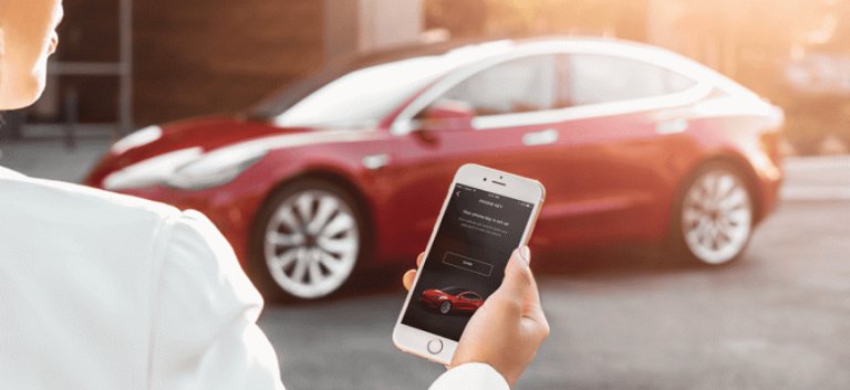 Электромобили Tesla - сбой в приложении не пускает владельцев в салон