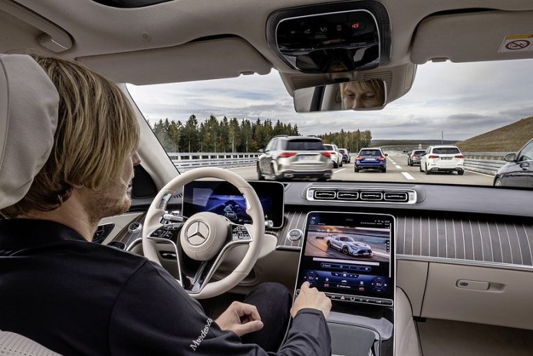 Daimler - сертифицирован первый в мире серийный автопилот третьего уровня