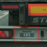 Знак «EBS» у грузовика