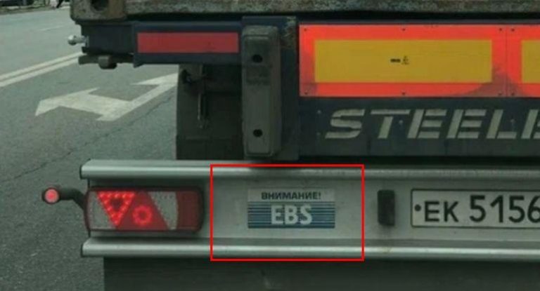 Знак «EBS» у грузовика