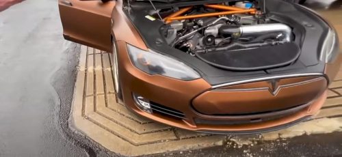 Единственный в мире Tesla с двигателем V8 развивает удивительную мощность