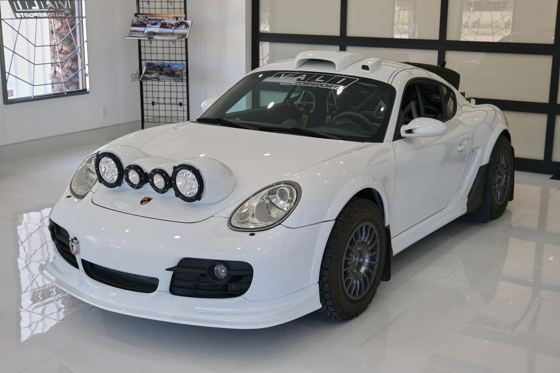 Porsche Cayman нарядили для ралли
