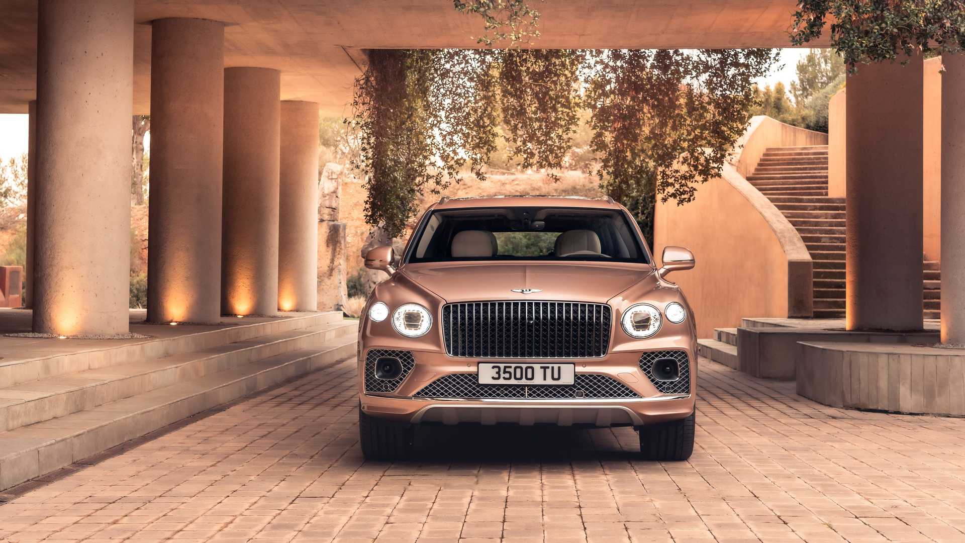 Bentley Bentayga - дебют удлиненной модели