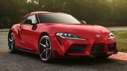 Отреставрированная Toyota Supra Mk4 несется на максимальной скорости по автобану на видео