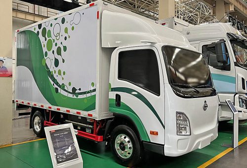 Chenglong L2 - новый легкий электогрузовик