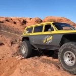 Chevy Corvair буксирует Hummer H1 через каменистую пустыню. Видео