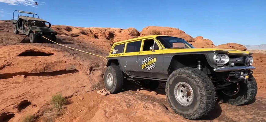 Chevy Corvair буксирует Hummer H1 через каменистую пустыню. Видео