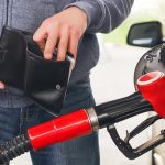 Опрос: водители РФ не откажутся от авто даже при цене бензина 100 рублей