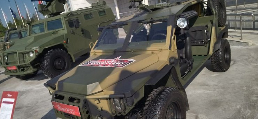 Новый легкий вездеход «САРМАТ-2» с пулеметом на «Армии-2022»